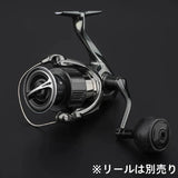 Nahaufnahme einer schwarz-silbernen Angelrolle mit dem Gomexus FA38S Carbon Knob 38 mm vor schlichtem schwarzem Hintergrund. Japanischer Text unten rechts weist darauf hin, dass die Rolle separat erhältlich ist.