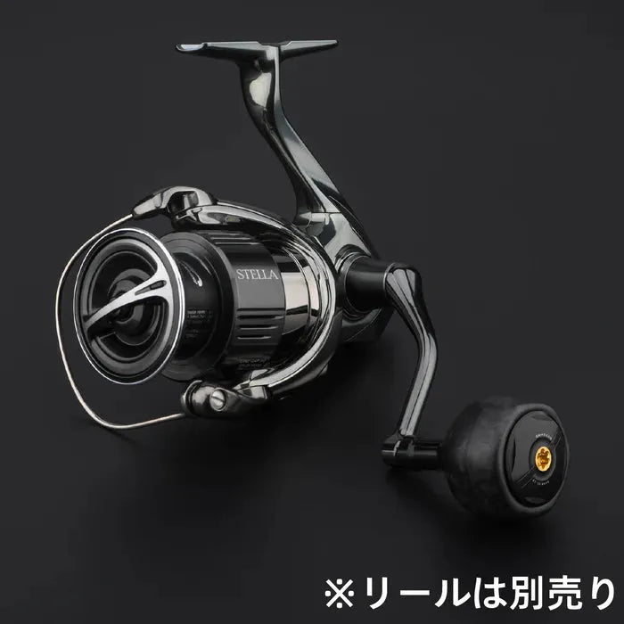 Nahaufnahme eines Gomexus FA38S Carbon-Knopfes (38 mm), schwarz und silber, mit ergonomischem Design. Der Markenname „Gomexus“ ist seitlich zu sehen. Vor schwarzem Hintergrund erscheint unten rechts japanischer Text.