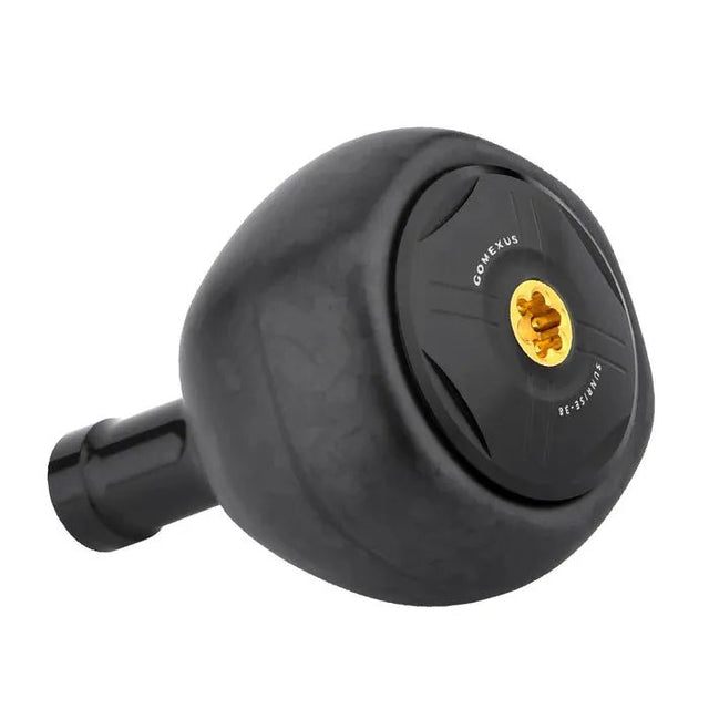 Vor einem weißen Hintergrund ist ein 38-mm-Angelrollen-Kurbelknopf Gomexus FA38S Carbon Knob in Schwarz mit goldener Mitte aus TORAY-Kohlefaser für Stabilität und ergonomisches Design abgebildet.