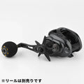Ein schwarzer Gomexus Forged Carbon Handle 65–75 mm mit EVA Power Knob ist an einer Baitcasting-Rolle mit der Aufschrift „7.1“ und „T3A-LA 80PA“ sowie japanischem Text an der Unterseite befestigt.
