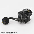 Eine schwarze Angelrolle mit einem Gomexus Forged Carbon Handle 65-75 mm mit EVA Power Knob und goldenen Akzenten ist auf weißem Hintergrund abgebildet. Der Markenname Gomexus und ein japanischer Text sind in der unteren linken Ecke sichtbar.
