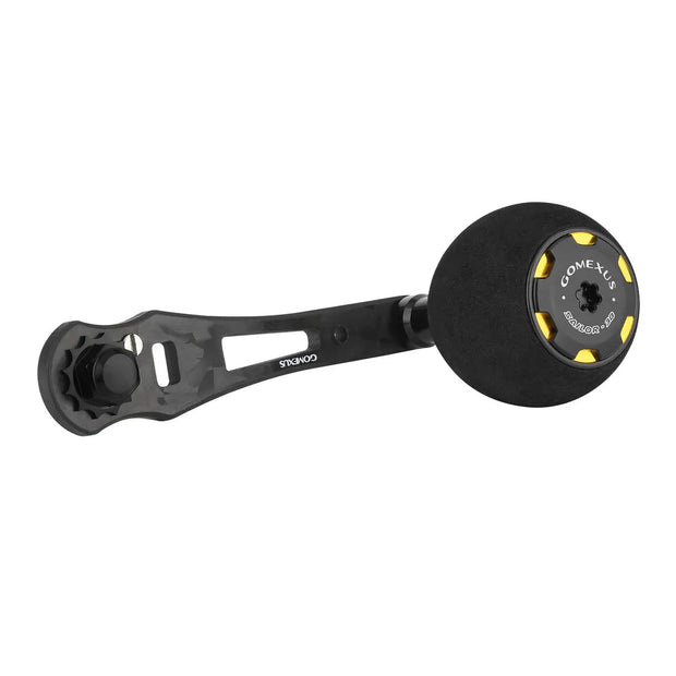 Der Gomexus Forged Carbon Handle 65-75 mm mit EVA Power Knob ist ein schwarzer Rollengriff aus Kohlefaser mit einstellbarer Länge und einem runden EVA-Knopf mit gelben Akzenten auf einem schlichten weißen Hintergrund.