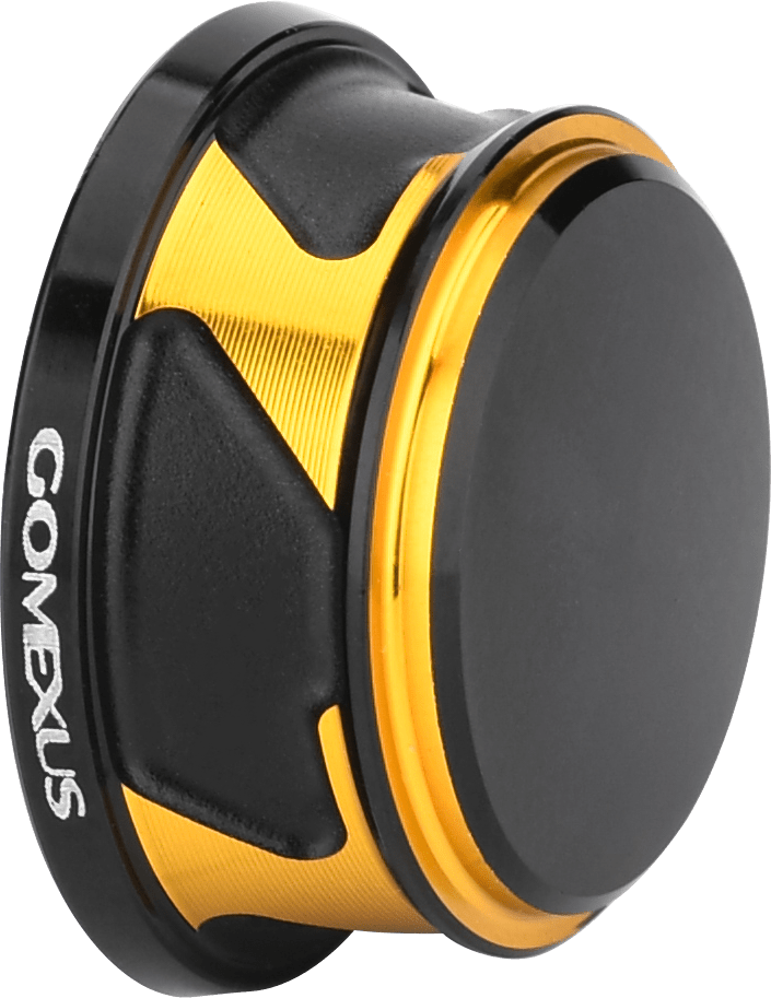 Eine Nahaufnahme einer schwarz-goldenen Gomexus-Griffschraubkappe für Daiwa und Shimano mit einer Aluminium-Kurbelarm-Kappen, die für Rollengrößen von 2000 bis 5000 geeignet ist und auf der Seite den Markennamen Gomexus aufgedruckt hat.