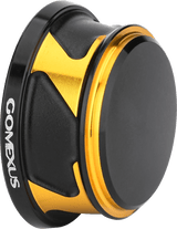 Eine Nahaufnahme einer schwarz-goldenen Gomexus-Griffschraubkappe für Daiwa und Shimano mit einer Aluminium-Kurbelarm-Kappen, die für Rollengrößen von 2000 bis 5000 geeignet ist und auf der Seite den Markennamen Gomexus aufgedruckt hat.