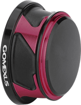 Eine schwarz-rote Gomexus-Griffschraubkappe für Daiwa und Shimano mit weißem GOMEXUS-Logo, strukturiertem Griff und Kompatibilität mit den Größen 2000–5000er, abgebildet auf weißem Hintergrund.