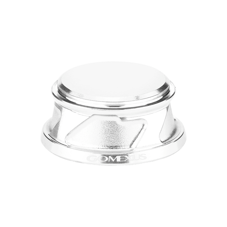 Die für Daiwa und Shimano entwickelte Gomexus-Griffschraubkappe verfügt über einen silbernen Metallknopf mit gerillter Struktur und eingraviertem GOMEXUS-Branding, geeignet für Rollengrößen von 2000 bis 5000, abgebildet auf weißem Hintergrund.