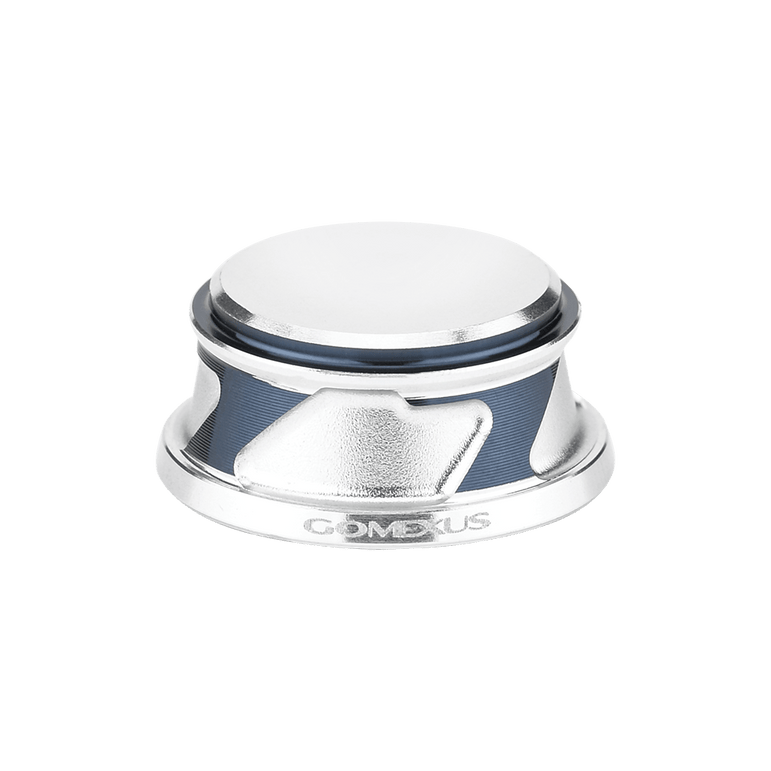Auf weißem Hintergrund ist eine silber-blaue Gomexus-Griffschraubkappe für Daiwa- und Shimano-Rollen (2000-5000er) mit strukturiertem Griff und eingraviertem GOMEXUS-Logo abgebildet.