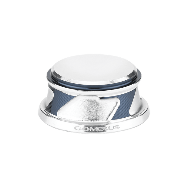 Auf weißem Hintergrund ist eine silber-blaue Gomexus-Griffschraubkappe für Daiwa- und Shimano-Rollen (2000-5000er) mit strukturiertem Griff und eingraviertem GOMEXUS-Logo abgebildet.