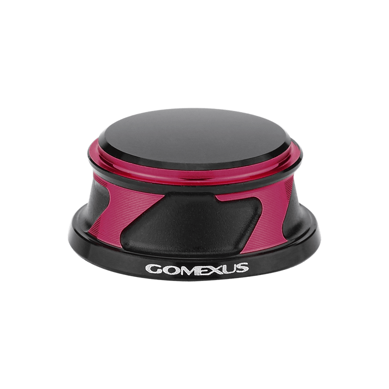 Die Gomexus Kurbel-Schraubkappe für Daiwa und Shimano ist ein schwarz-roter, runder Kurbelknauf mit metallischen Akzenten, passend für Rollengrößen von 2000 bis 5000. Inklusive Kurbelarm-Kappen aus Aluminium für ein elegantes Upgrade.