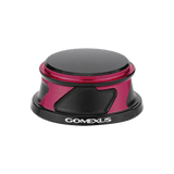 Die Gomexus Kurbel-Schraubkappe für Daiwa und Shimano ist ein schwarz-roter, runder Kurbelknauf mit metallischen Akzenten, passend für Rollengrößen von 2000 bis 5000. Inklusive Kurbelarm-Kappen aus Aluminium für ein elegantes Upgrade.