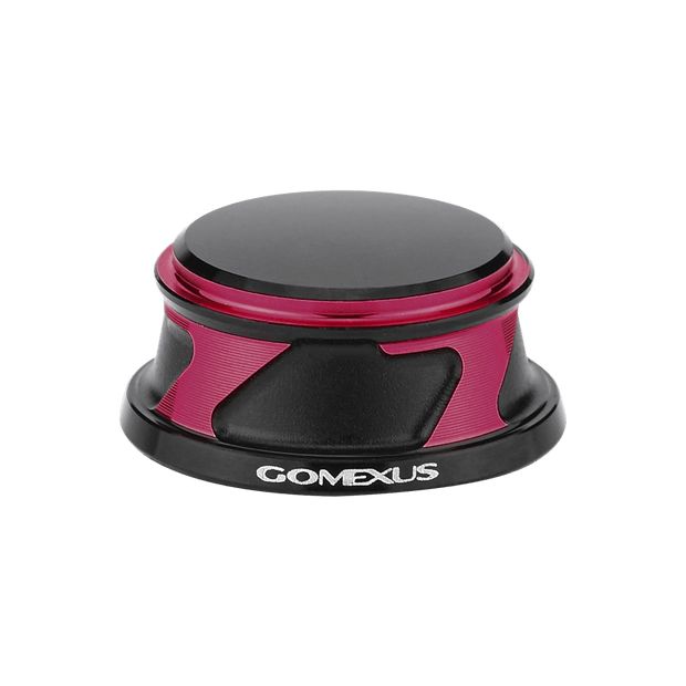 Die Gomexus Kurbel-Schraubkappe für Daiwa und Shimano ist ein schwarz-roter, runder Kurbelknauf mit metallischen Akzenten, passend für Rollengrößen von 2000 bis 5000. Inklusive Kurbelarm-Kappen aus Aluminium für ein elegantes Upgrade.