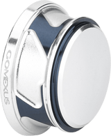 Eine silber-blaue Gomexus-Griffschraubkappe für Daiwa- und Shimano-Rollen 2000–5000 mit einer flachen, runden Oberseite mit strukturierten Kanten und dem seitlich eingravierten Gomexus-Logo.