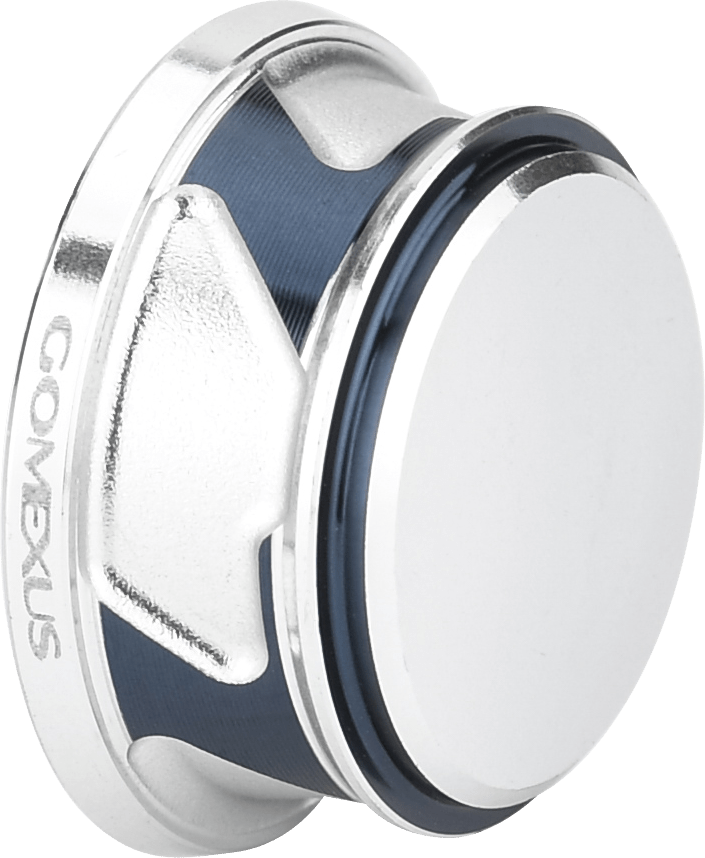 Eine silber-blaue Gomexus-Griffschraubkappe für Daiwa- und Shimano-Rollen 2000–5000 mit einer flachen, runden Oberseite mit strukturierten Kanten und dem seitlich eingravierten Gomexus-Logo.