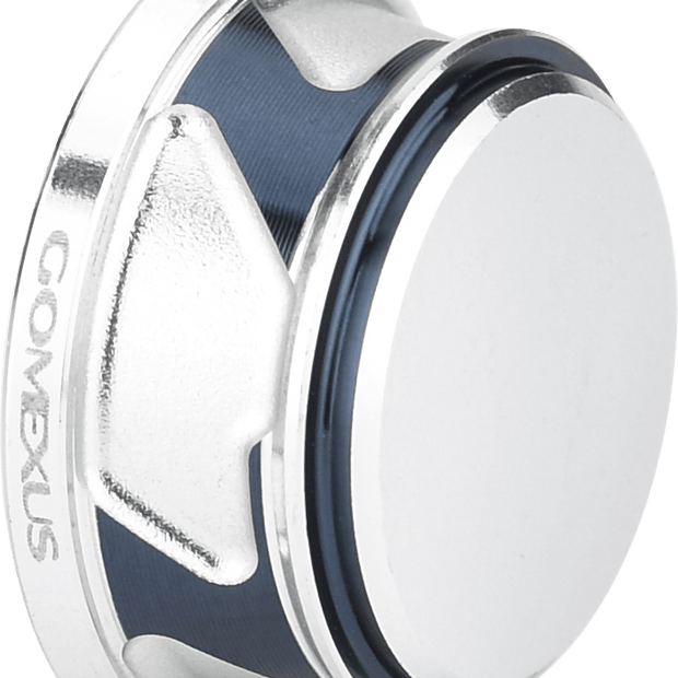 Eine silber-blaue Gomexus-Griffschraubkappe für Daiwa- und Shimano-Rollen 2000–5000 mit einer flachen, runden Oberseite mit strukturierten Kanten und dem seitlich eingravierten Gomexus-Logo.