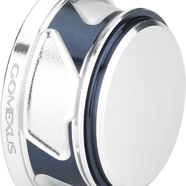 Eine silber-blaue Gomexus-Griffschraubkappe für Daiwa- und Shimano-Rollen 2000–5000 mit einer flachen, runden Oberseite mit strukturierten Kanten und dem seitlich eingravierten Gomexus-Logo.