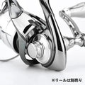 Nahaufnahme der Gomexus Griff-Schraubkappe für Daiwa- und Shimano-Rollen mit glänzendem, metallischem Design und gebogenen Kurbelarm-Kappen aus Aluminium. Japanischer Text unten rechts: ※リールは別売り (Rolle separat erhältlich). Marke: Gomexus.