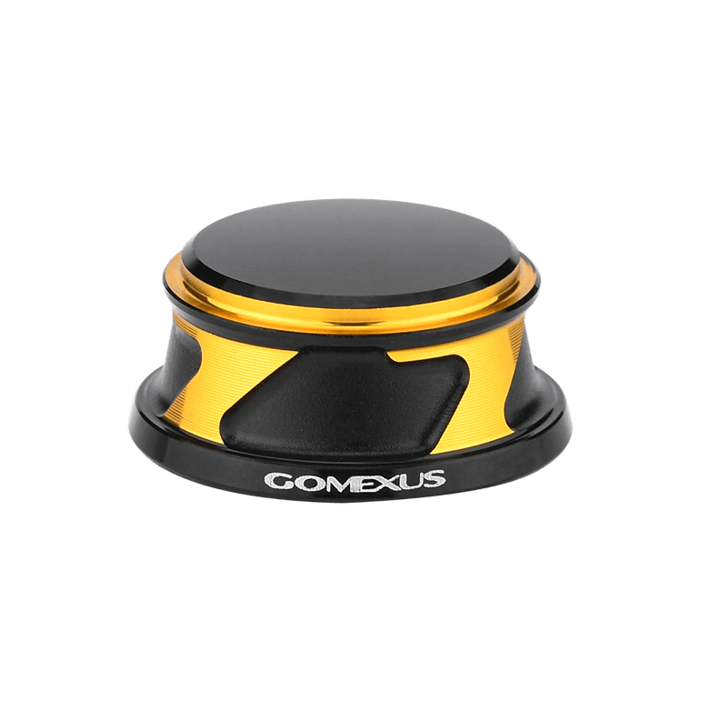 Die Gomexus-Griffschraubkappe für Daiwa und Shimano verfügt über eine runde schwarze Oberseite, metallisch-goldene Akzente und das „Gomexus“-Branding – perfekt für Rollen der Größe 2000–5000 oder als Griffknopfkappe aus Aluminium.