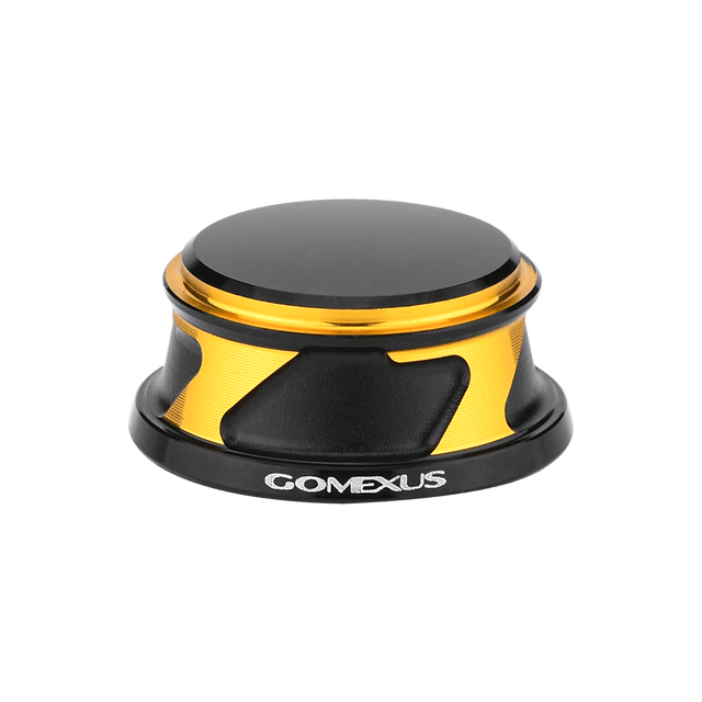 Die Gomexus-Griffschraubkappe für Daiwa und Shimano verfügt über eine runde schwarze Oberseite, metallisch-goldene Akzente und das „Gomexus“-Branding – perfekt für Rollen der Größe 2000–5000 oder als Griffknopfkappe aus Aluminium.