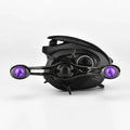 Eine schwarze Shimano-Baitcastingrolle mit metallisch-violetten Akzenten, ausgestattet mit dem Gomexus Kage Titanium Handle mit 22 mm Titanium Knobs (8 x 5 mm), ultraleichtes Angelzubehör von Gomexus, präsentiert vor einem schlichten weißen Hintergrund.