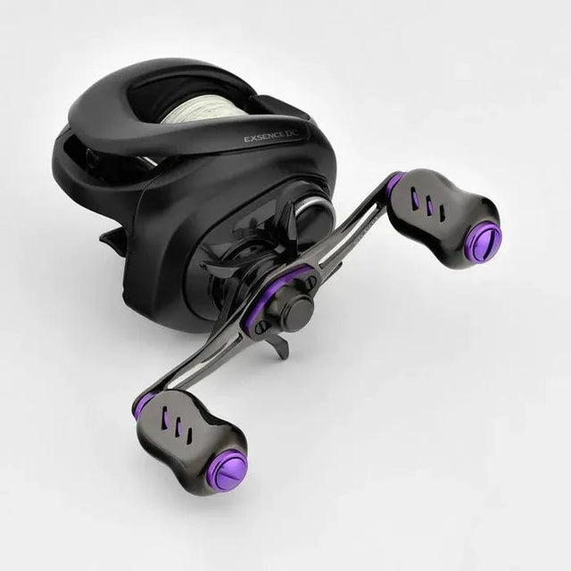 Eine Gomexus-Baitcastingrolle mit einem schwarz-violetten Kage-Titangriff und 22-mm-Titanknöpfen (8 x 5 mm) ist teilweise mit Angelschnur beladen vor einem schlichten hellen Hintergrund abgebildet.