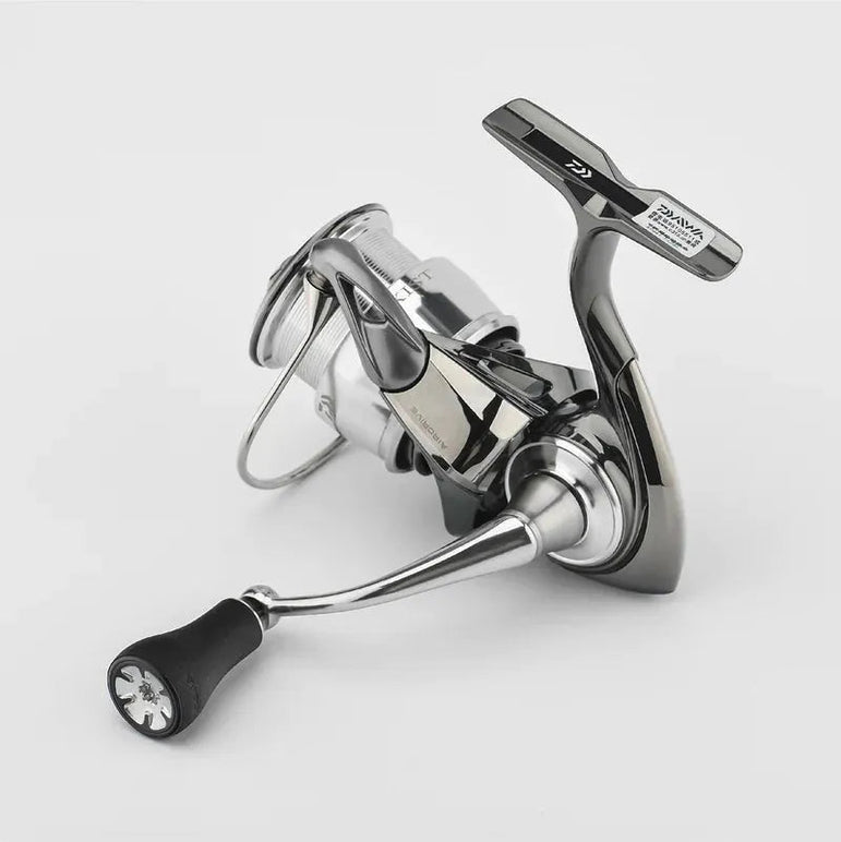 Eine Nahaufnahme der Gomexus P20 mm TPE Knob-Spinnrolle von Gomexus mit elegantem Metalldesign, langlebigem Griff aus TPE-Material und Spule auf schlichtem weißem Hintergrund.