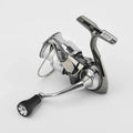 Eine Nahaufnahme der Gomexus P20 mm TPE Knob-Spinnrolle von Gomexus mit elegantem Metalldesign, langlebigem Griff aus TPE-Material und Spule auf schlichtem weißem Hintergrund.