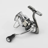 Eine Nahaufnahme der Gomexus P20 mm TPE Knob-Spinnrolle von Gomexus mit elegantem Metalldesign, langlebigem Griff aus TPE-Material und Spule auf schlichtem weißem Hintergrund.