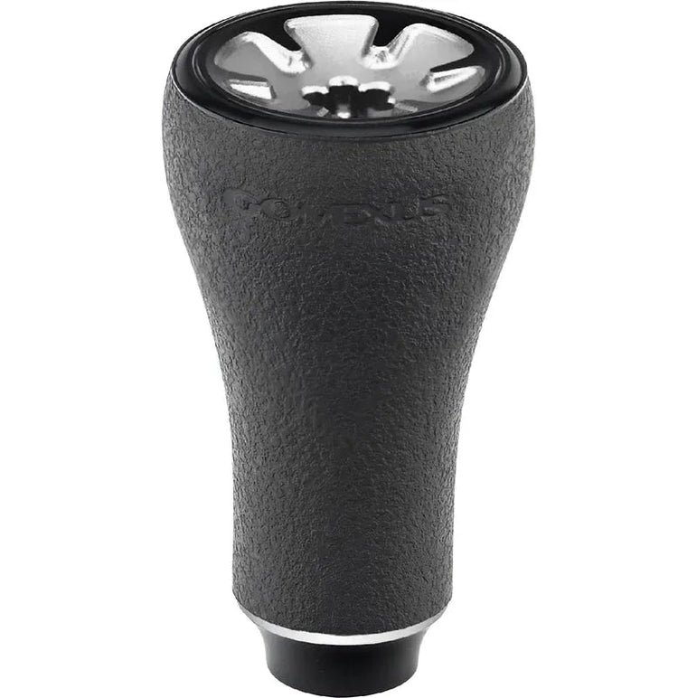 Der Gomexus P20 mm TPE-Knopf ist ein schwarzer Schaltknauf mit strukturierter TPE-Oberfläche und einer silbernen, metallischen, runden Oberseite mit Rillen und dem eingravierten Markennamen Gomexus.