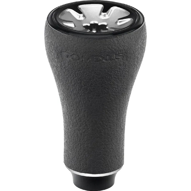 Der Gomexus P20 mm TPE-Knopf ist ein schwarzer Schaltknauf mit strukturierter TPE-Oberfläche und einer silbernen, metallischen, runden Oberseite mit Rillen und dem eingravierten Markennamen Gomexus.