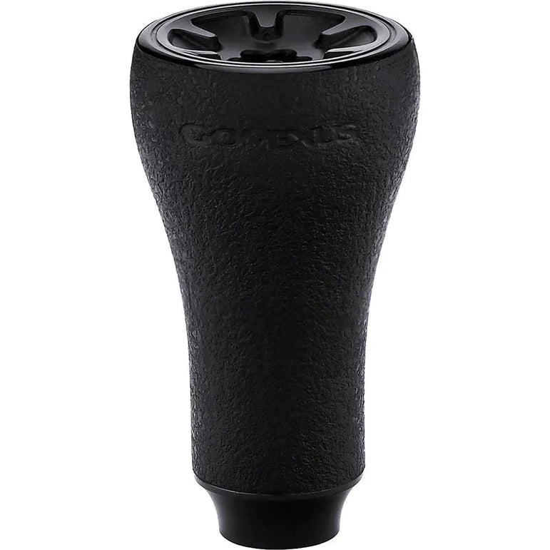 Der Gomexus P20 mm TPE-Knopf von Gomexus ist ein schwarzer, strukturierter Schaltknauf aus strapazierfähigem TPE mit leicht ausgestellter Oberseite und glatter Unterseite, abgebildet vor einem weißen Hintergrund.