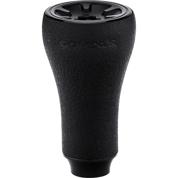 Der Gomexus P20 mm TPE-Knopf von Gomexus ist ein schwarzer, strukturierter Schaltknauf aus strapazierfähigem TPE mit leicht ausgestellter Oberseite und glatter Unterseite, abgebildet vor einem weißen Hintergrund.