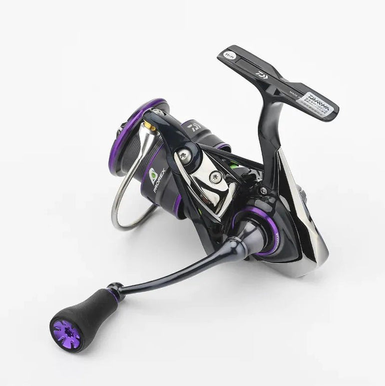 Eine Gomexus P20 mm TPE Knob-Spinnrolle in Schwarz und Lila mit einem langlebigen TPE-Griff und einem silbernen Bügelarm wird vor einem schlichten weißen Hintergrund präsentiert.