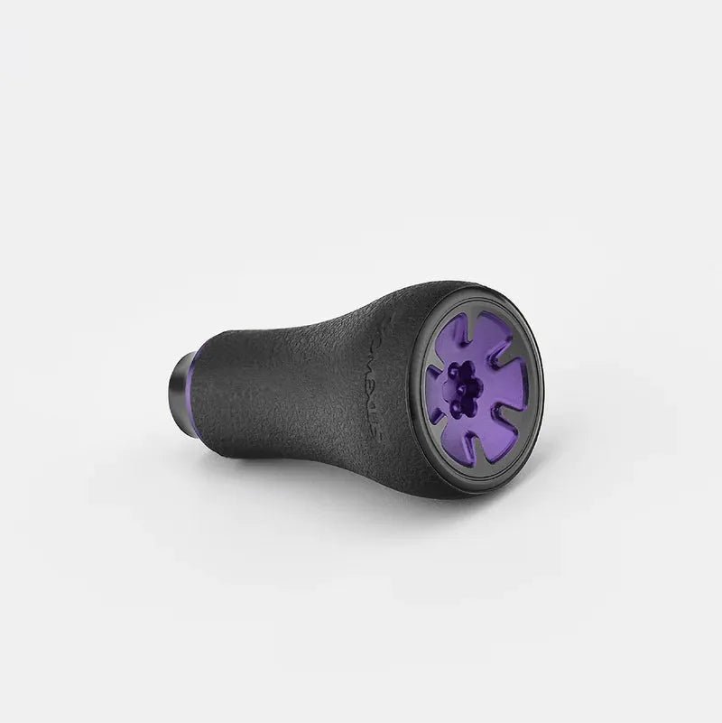 Der Gomexus P20 mm TPE-Knob, ein schwarz-violettes Handgerät von Gomexus, verfügt über einen strukturierten TPE-Griff und einen sternförmigen violetten Knopf auf einem schlichten weißen Hintergrund.