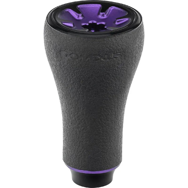 Der Gomexus P20 mm TPE-Schaltknauf fürs Auto in Schwarz und Lila verfügt über eine langlebige TPE-Konstruktion, eine ausgestellte Oberseite mit eingekerbtem Design, einen konischen Körper und den an der Seite sichtbaren Markennamen Gomexus.