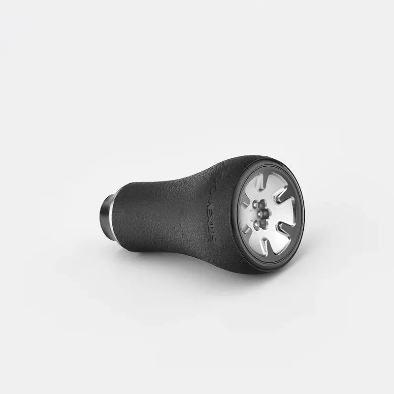 Der Gomexus P20 mm TPE-Knopf ist ein schwarzer, strukturierter, zylindrischer Griff mit einem metallischen runden Ende mit einem sternförmigen Muster, das vor einem schlichten weißen Hintergrund dargestellt ist.