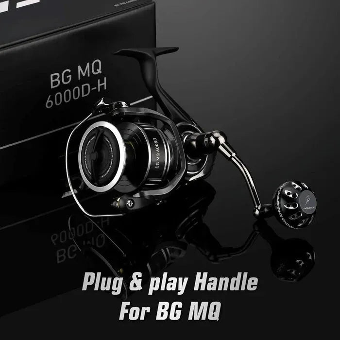 Ein Gomexus Plug & Play Aluminium Power Handle für Daiwa BG MQ, kompatibel mit den Größen 2500–20000, ist neben der Verpackung auf einer schwarzen Daiwa BG MQ-Rolle montiert abgebildet. Der weiße Text darunter lautet: Plug & Play Handle für BG MQ.