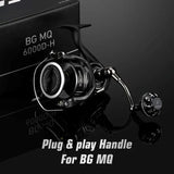 Ein Gomexus Plug & Play Aluminium Power Handle für Daiwa BG MQ, kompatibel mit den Größen 2500–20000, ist neben der Verpackung auf einer schwarzen Daiwa BG MQ-Rolle montiert abgebildet. Der weiße Text darunter lautet: Plug & Play Handle für BG MQ.