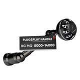 Ein schwarzer Gomexus Plug & Play Aluminium Power Handle für Daiwa BG MQ 2500-20000 wird vor einem weißen Hintergrund angezeigt und zeigt seine Kompatibilität mit Daiwa BG MQ-Rollen.