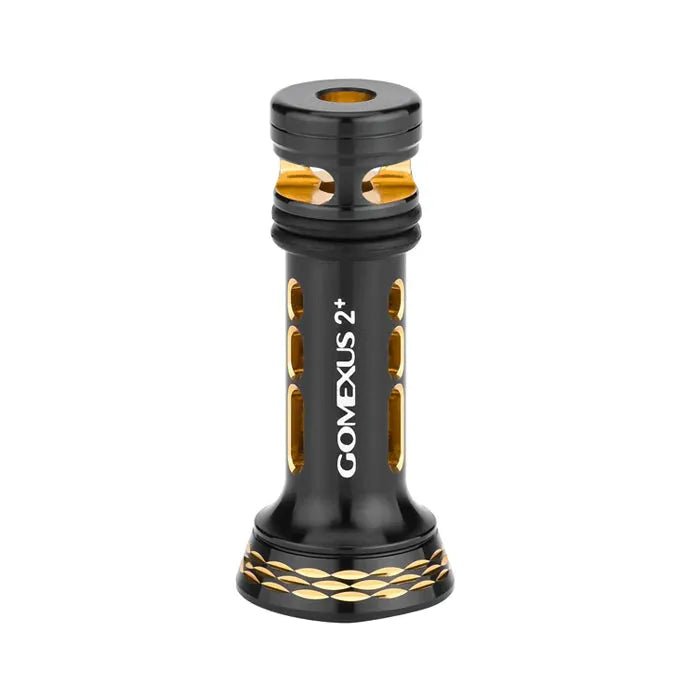 Der Gomexus Reel Stand R2 ist ein schwarz-goldener zylindrischer Angelrollen-Schutzständer aus Metall für Stationärrollen mit Aussparungen und gemusterter Basis – stilvoll fotografiert vor weißem Hintergrund.