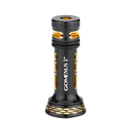 Der Gomexus Reel Stand R2 ist ein schwarz-goldener zylindrischer Angelrollen-Schutzständer aus Metall für Stationärrollen mit Aussparungen und gemusterter Basis – stilvoll fotografiert vor weißem Hintergrund.