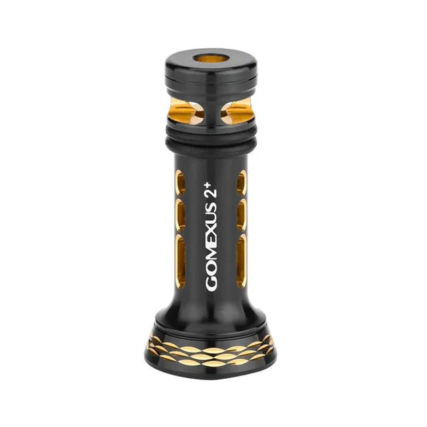 Der Gomexus Reel Stand R2 ist ein schwarz-goldener zylindrischer Angelrollen-Schutzständer aus Metall für Stationärrollen mit Aussparungen und gemusterter Basis – stilvoll fotografiert vor weißem Hintergrund.