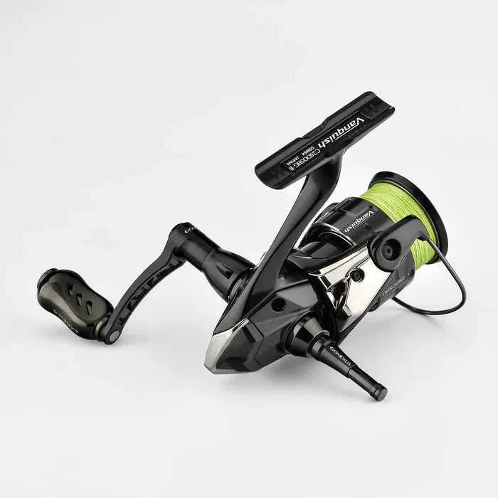 Ein Gomexus Reel Stand TR6, ein schwarz-silberner, faltbarer Schutzständer für Spinnrollen, ist mit einer grünen Angelschnur auf schlichtem weißem Hintergrund abgebildet. Griff, Spule und Schutzständer sind deutlich sichtbar.