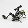 Ein Gomexus Reel Stand TR6, ein schwarz-silberner, faltbarer Schutzständer für Spinnrollen, ist mit einer grünen Angelschnur auf schlichtem weißem Hintergrund abgebildet. Griff, Spule und Schutzständer sind deutlich sichtbar.