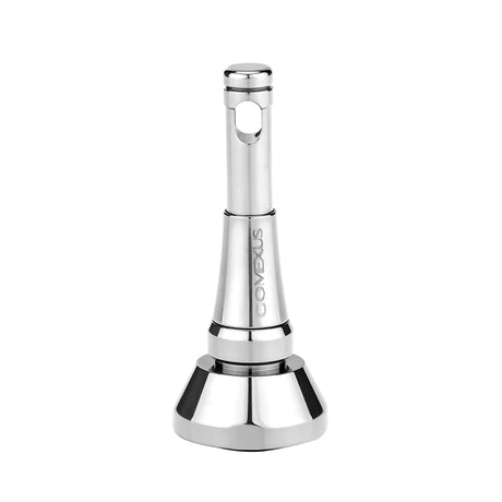 Ein silbernes, metallisches Mundstück steht aufrecht auf einem weißen Hintergrund und ähnelt dem schlanken Design des faltbaren Schutzständers für Stationärrollen Gomexus Reel Stand TR6, auf dessen Mittelteil „Gomexus“ eingraviert ist.