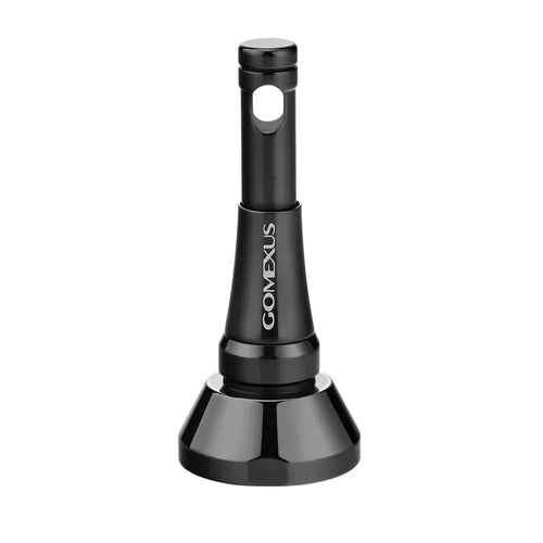 Der Gomexus Reel Stand TR6 ist ein schwarzer, metallischer, faltbarer Schutzständer für Stationärrollen mit zylindrischer Oberseite, sechseckiger Basis, salzwasserbeständigem Design, oberer Bohrung und vertikalem weißen Gomexus-Logo.