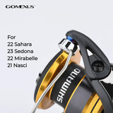 Nahaufnahme einer schwarz-goldenen Shimano-Rolle mit Gomexus Schnurlaufröllchen, kompatibel mit 22 Sahara, 23 Sedona, 22 Mirabel und 21 Naski. Das GOMEXUS-Logo befindet sich oben.