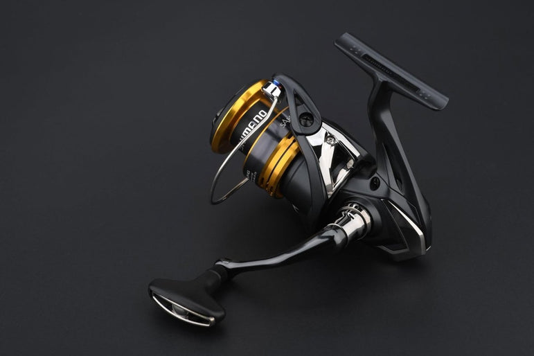 Eine Nahaufnahme des Gomexus Schnurlaufröllchens für Shimano-Rollen, kompatibel mit den Modellen 22 Sahara, 23 Sedona, 22 Mirabel und 21 Naski von Gomexus, gezeigt vor einem schlichten dunklen Hintergrund.