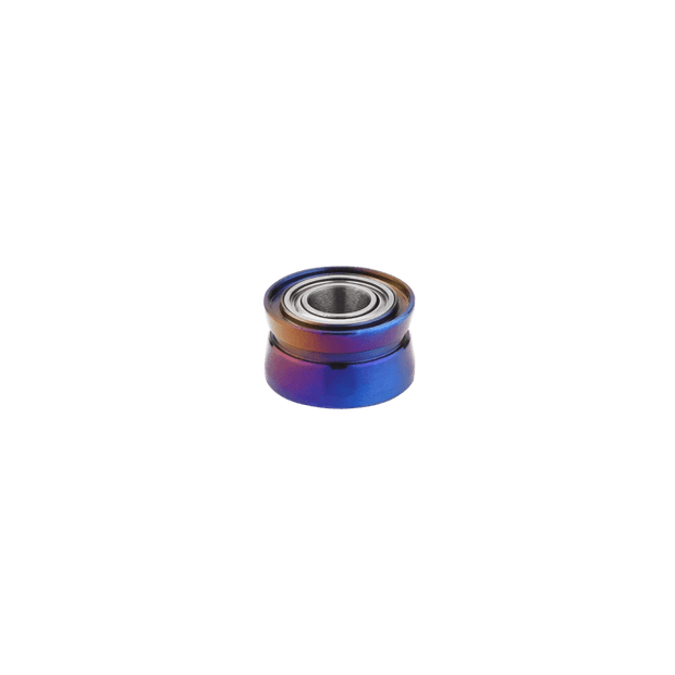 Abgebildet ist ein metallisches, zylindrisches Gomexus Schnurlaufröllchen in der Farbe Aurora für Shimano 22 Sahara, 23 Sedona, 22 Mirabel und 21 Naski mit einem Mittellager, isoliert auf schwarzem Hintergrund.