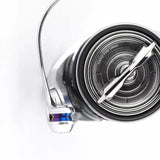 Eine Nahaufnahme eines metallischen Gomexus Schnurlaufröllchens für Shimano-Rollen auf weißem Hintergrund, mit RAPID FIRE DRAG in der Nähe des Griffs und einer leichtgängigen Titan-Linienrolle für verbesserte Leistung.