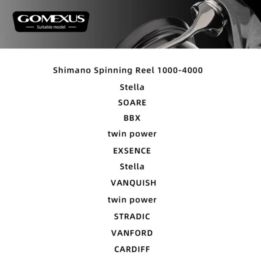 Liste der Shimano Rollenmodelle (1000-4000), die mit Gomexus Schnurlaufröllchen für Shimano Angelrollen von Gomexus kompatibel sind, dargestellt in schwarzer Schrift auf weißem Grund, mit einer teilweise sichtbaren Angelrolle in der oberen rechten Ecke.
